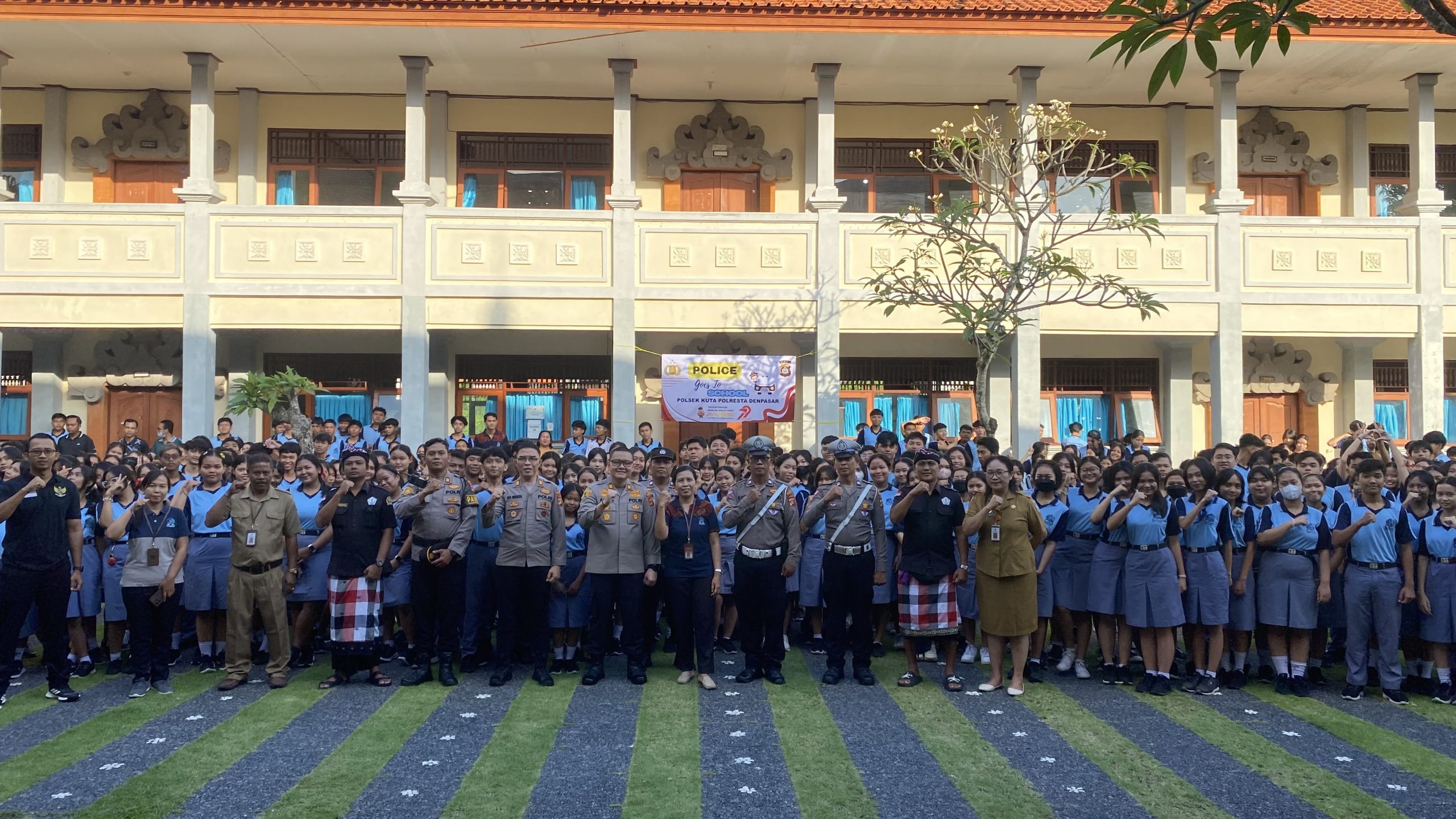 Sambut Hari Bhayangkara, Kapolsek Kuta dan Polresta Denpasar Menghadiri SMAN 2 KUTA